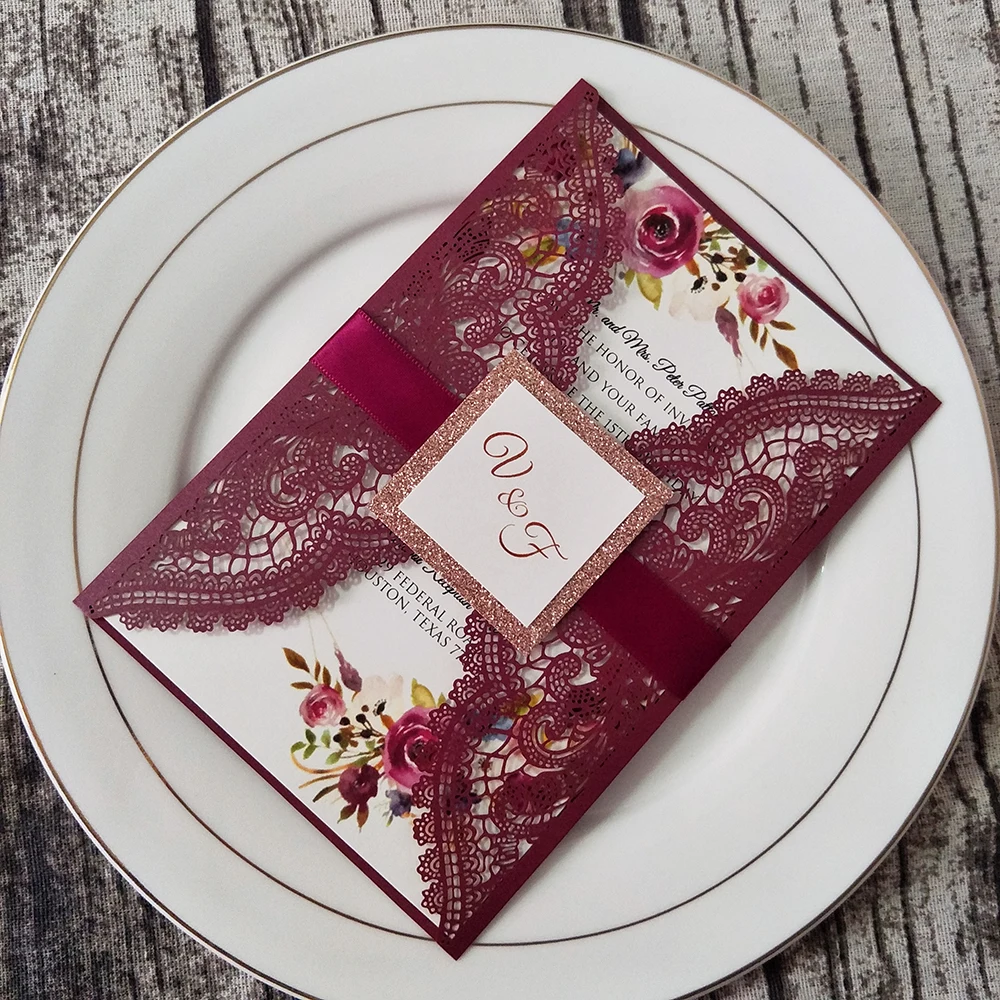 Свадебное приглашение на свадьбу бордовое кружево с лентой и ярлыком из розового