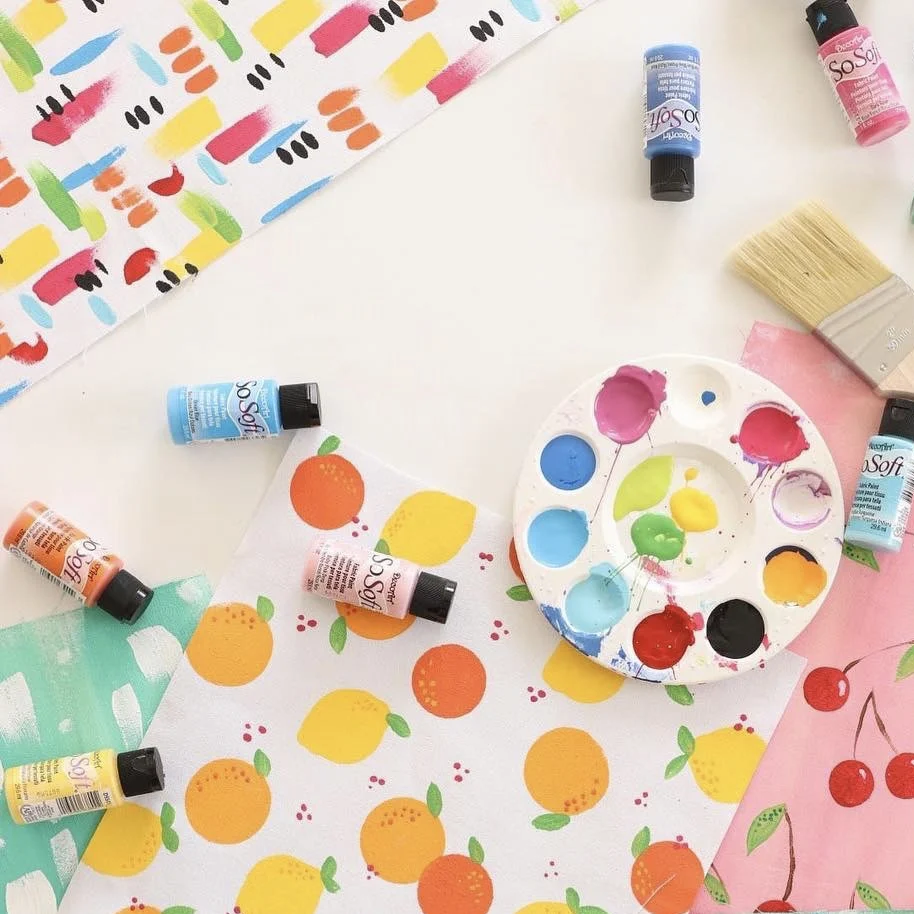 

American Decoart SOSOFT cloth with textile pigment acrylic paint can transform clothes, shoes, cotton, linen