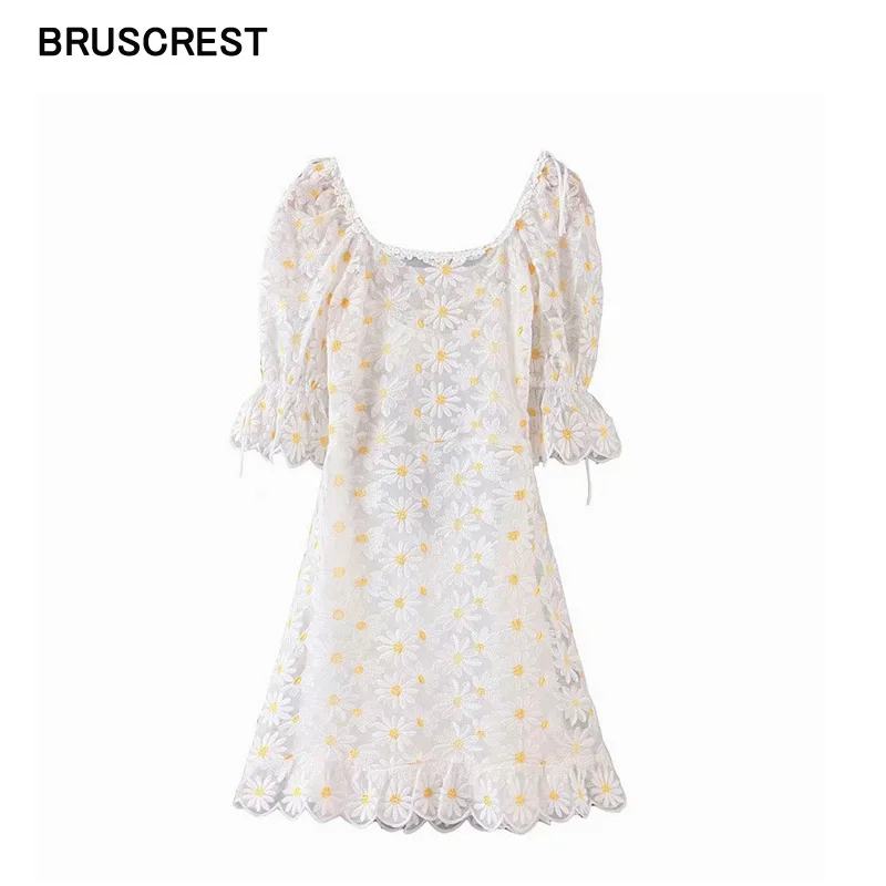 Белое кружевное платье с пышными рукавами элегантное желтое цветочным рисунком