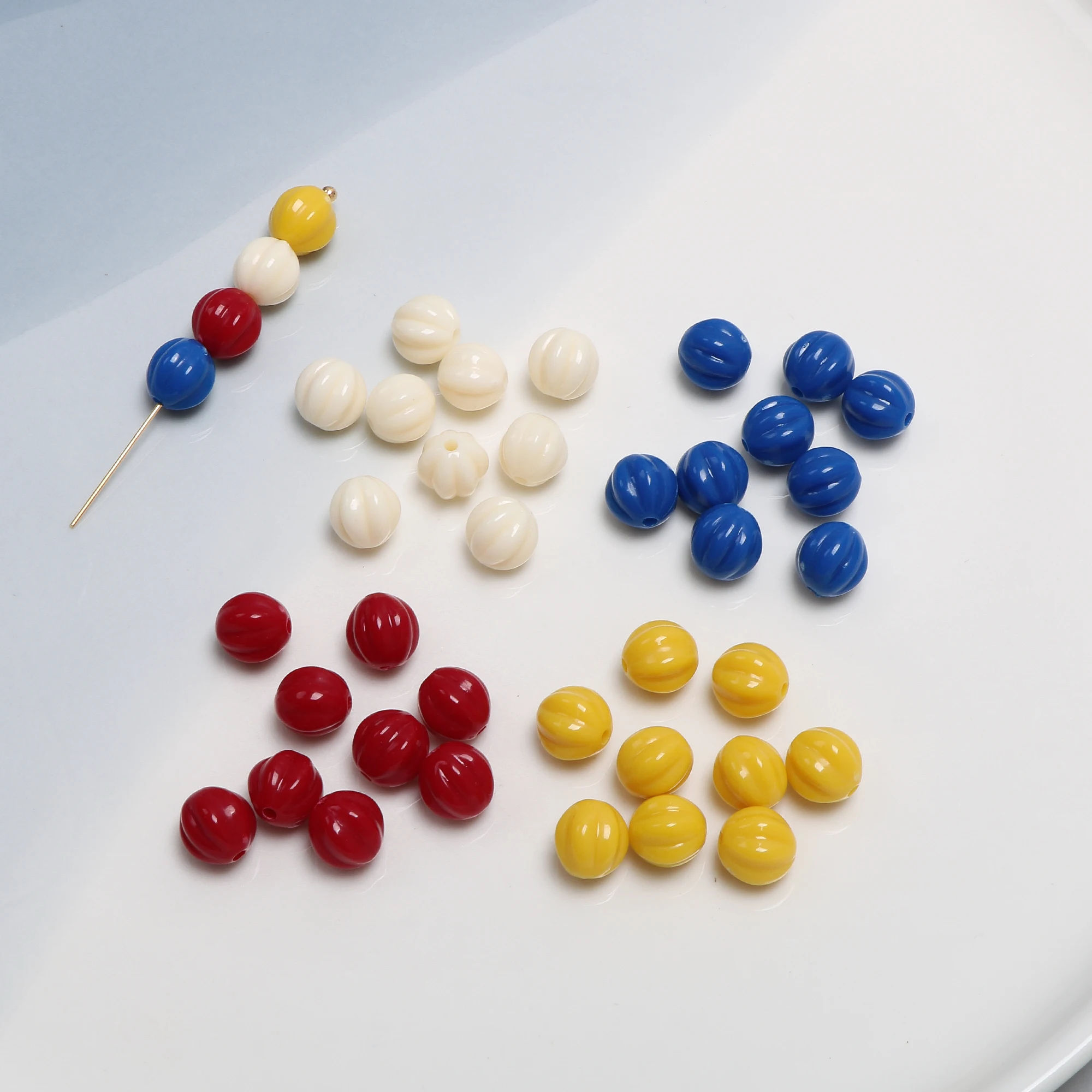 Плоские бусины. Бусина клевер. Мини бусины. Мини бусины. Плоские бусины из полимерной глины.