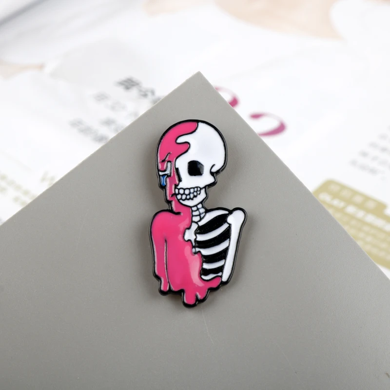 Эмалированная заколка в виде половины розового скелета с мультипликационным