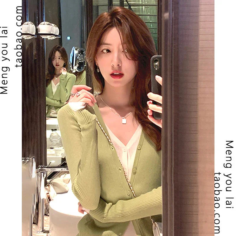

Autumn and Winter Lazy Style Gentle Short V-neck Top Women's Design Sense Fake Two-piece Bottoming Sweater