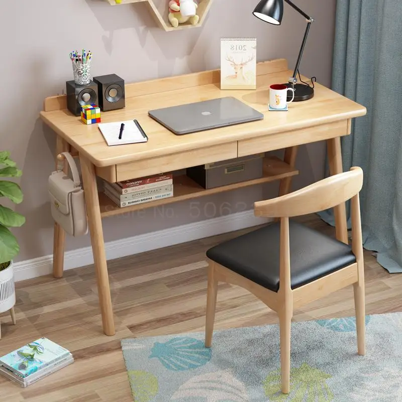 Простой стол из массива дерева домашний для учебы студент учится писать