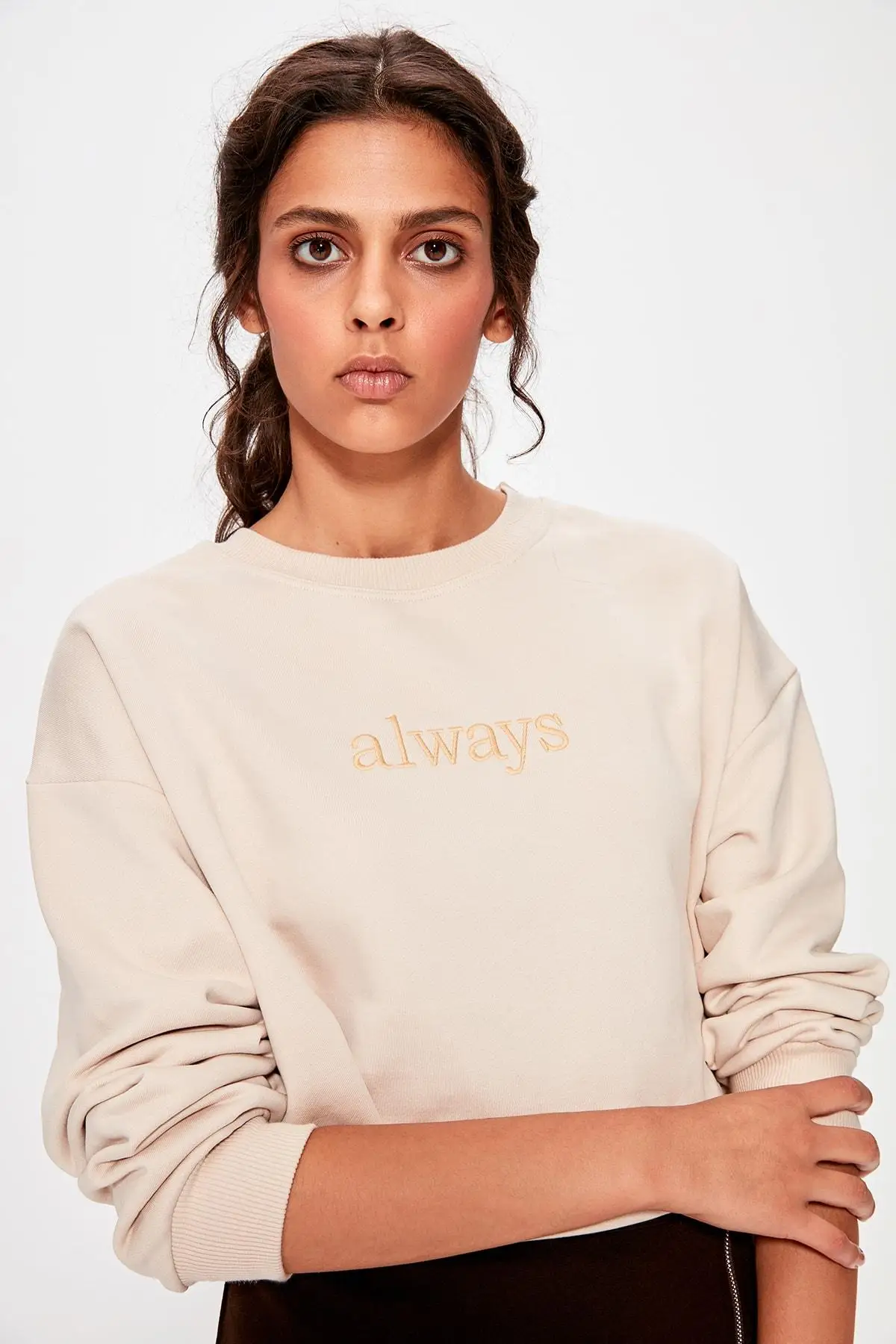 Укороченный трикотажный свитшот с вышивкой в бежевом цвете TWOAW20SW0145|Женские