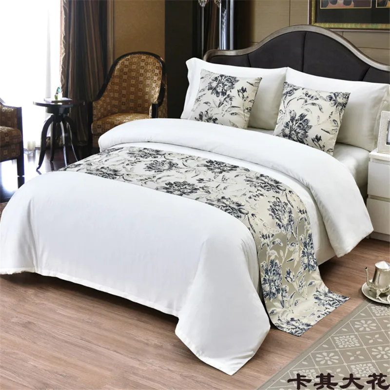 Большая кровать цвета хаки с цветами Настольная дорожка в скандинавском