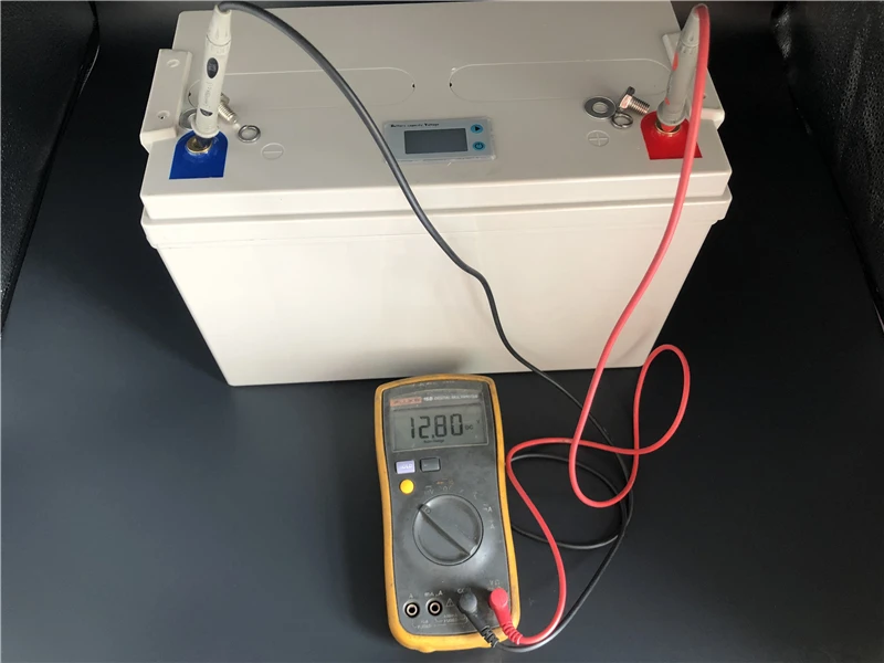 LiFePO4 литиевая железная батарея 12,8 V 100Ah ЖК-дисплей Напряжение емкость бесплатное обслуживание глубокий цикл для RV Кемпинг Солнечной системы