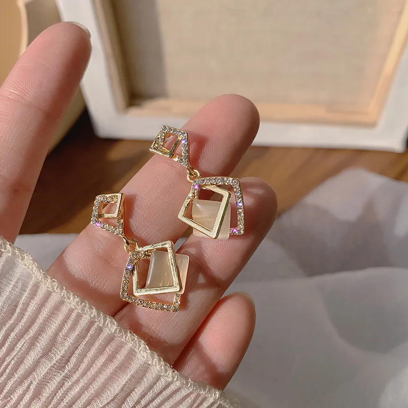 

Kpop Zirconia Statement Earrings Gold 2020 Rhombus Geometry Crystal Square Shaped Earrings Jewelry for Women Party Brincos