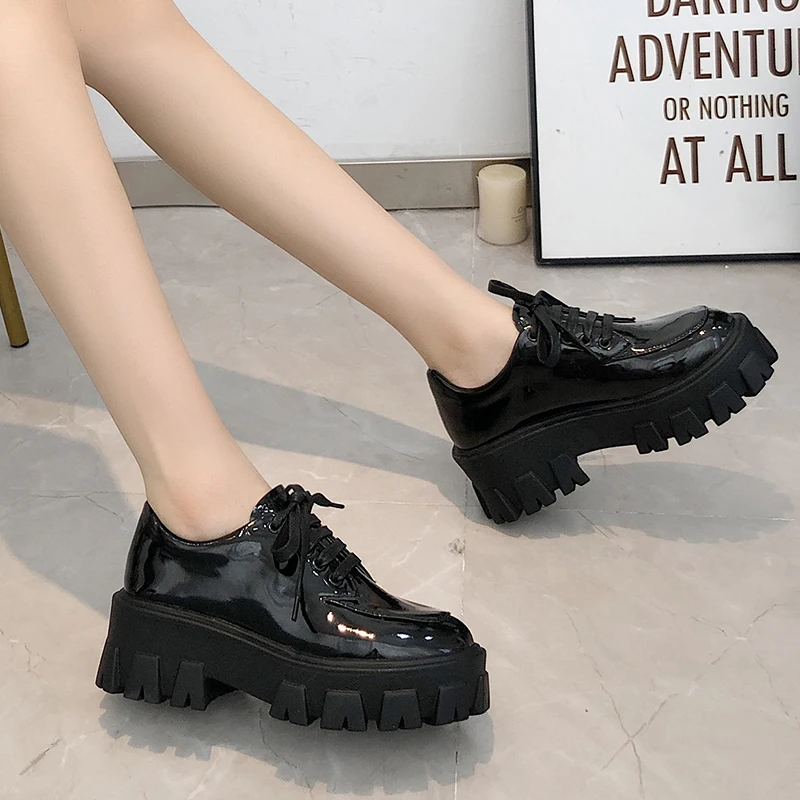 Женские кроссовки из лакированной кожи модная повседневная обувь для увеличения