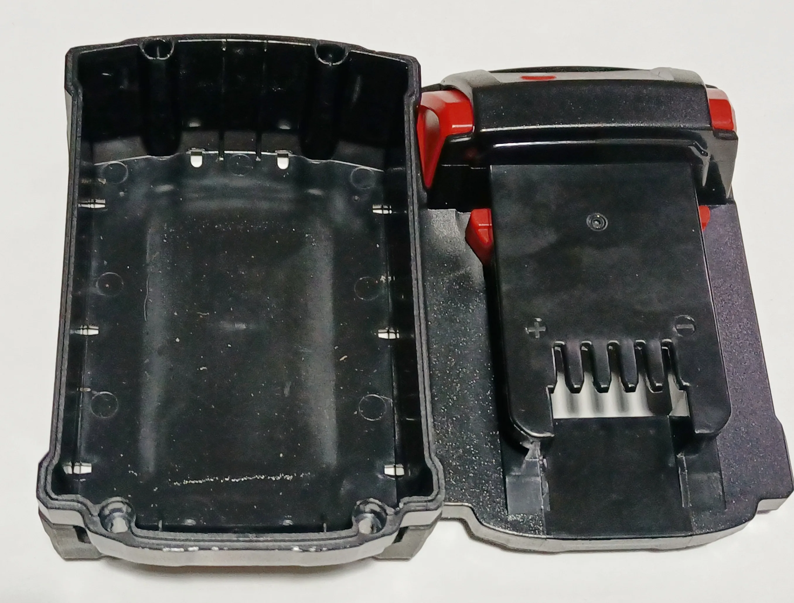 Чехол для литий ионного аккумулятора LPD 18 в пластикового корпуса MILWAUKEE (батарейки