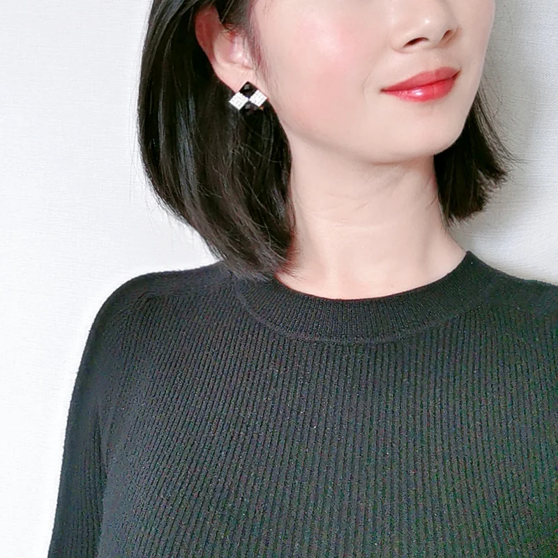 Женские серьги гвоздики с кристаллами большие геометрические золотого цвета