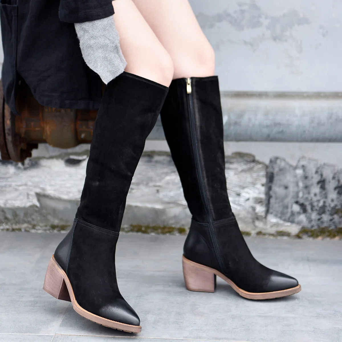 Женские сапоги до колена из нубука Artmu черные натуральной кожи с острым носком на