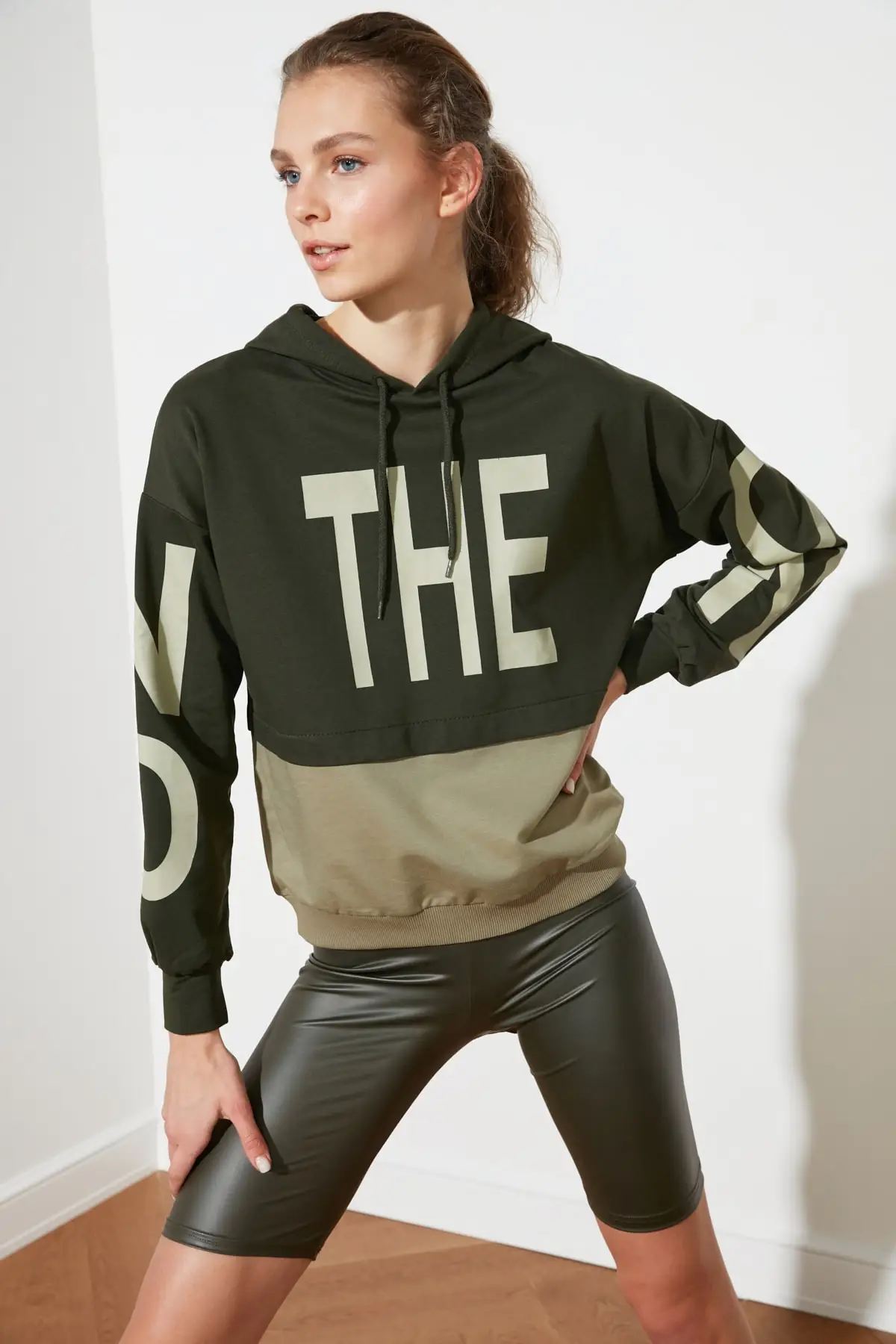 

Trendyol With Color Block Printed Hooded Knitted Sweatshirt Sweatshirt TWOSS21SW0132