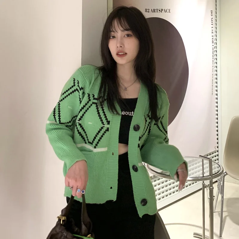 

Осенняя одежда Real Shot в Корейском стиле простая с V-образным вырезом и ромбом. Kio