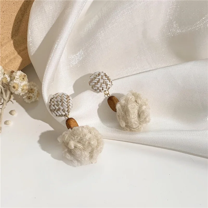 

South Korea retro simple wooden straw fluffy hair bulb stud earrings female 2020 new earrings