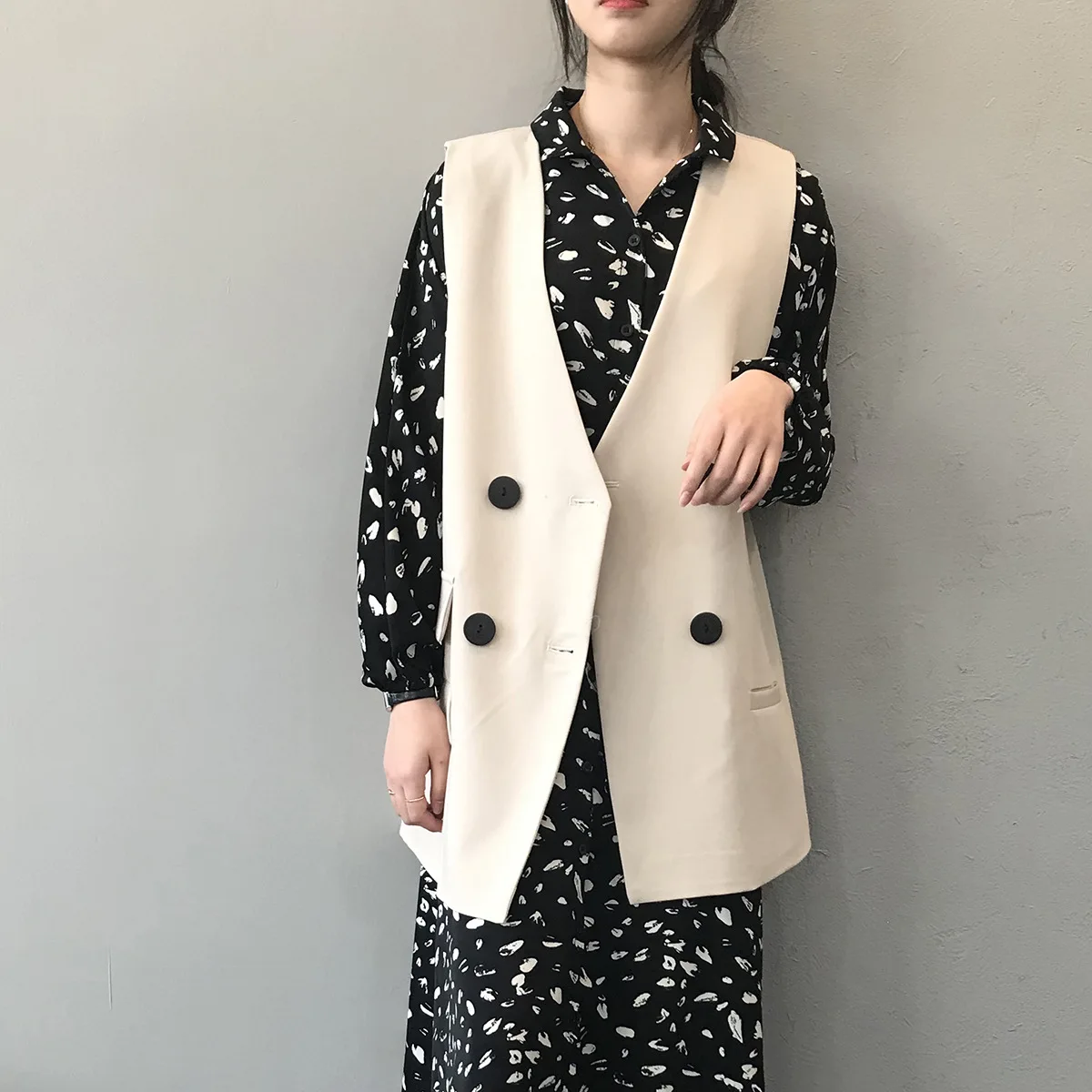 Женский двубортный жилет средней длины с V-образным вырезом весна 2020 | Женская