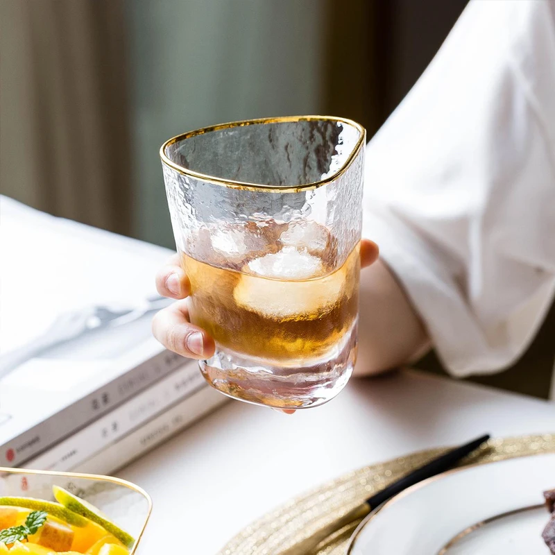 Европейский бокал для вина с неравномерным горлышком золотым ободком воды