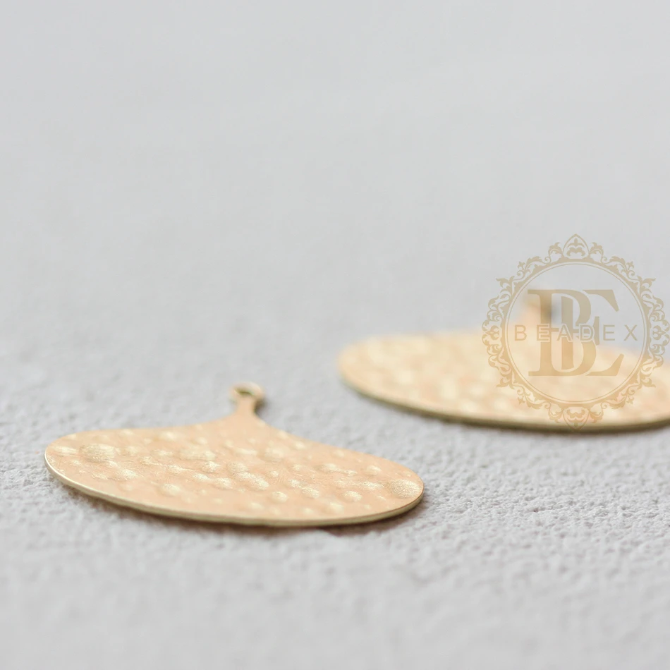 

4 шт. твердая сырая латунь текстурированная подвеска-вентилятор 25x20 мм (4593C)