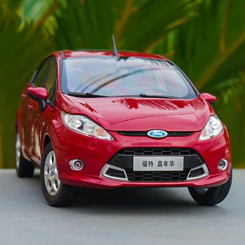Оригинальная коробка 1:18 высокоточная модель автомобиля FORD FIESTA из сплава
