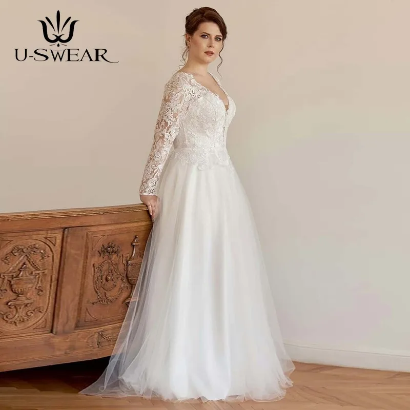 Свадебное платье с длинным рукавом глубоким V образным вырезом и кружевной