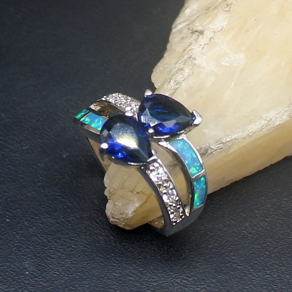 

Женское кольцо из серебра 925 пробы с голубым опалом и двойным сапфиром