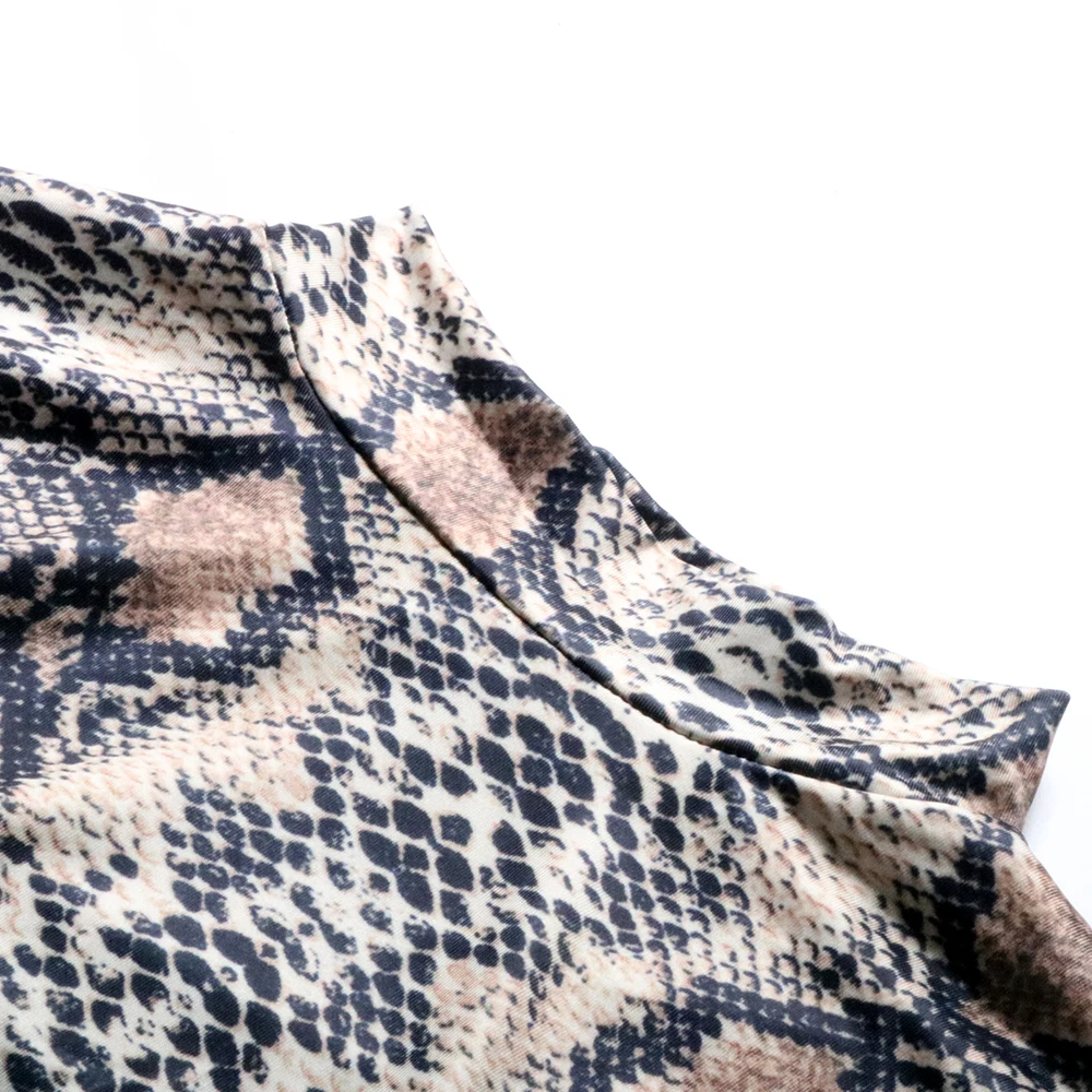 Женское боди со змеиным принтом облегающее с длинным рукавом и высоким воротом