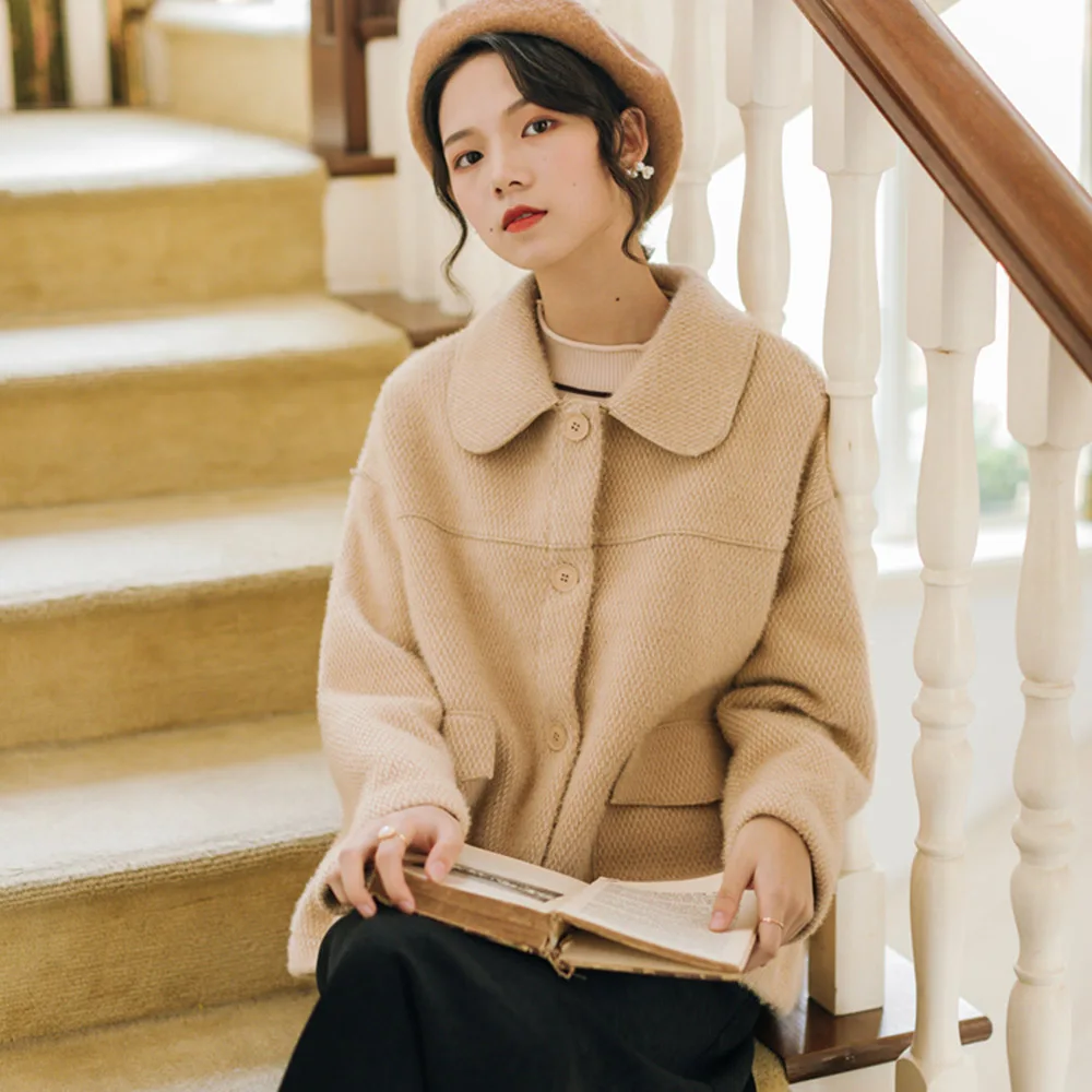 Простая однобортная куртка неэластичная с длинным рукавом и воротником