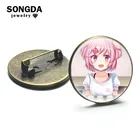 DDLC Аниме игра Броши Моника Sayori Natsuki Мультфильм фигурки стекло кабошон стекло Металлические Значки декоративные косплей ювелирные изделия