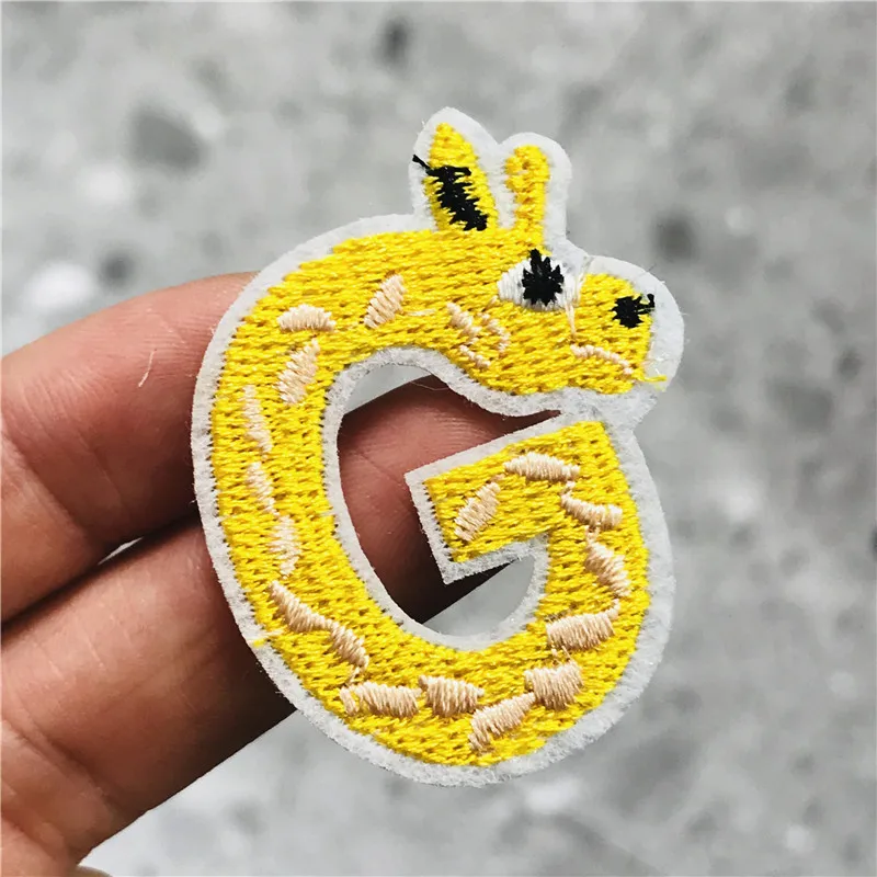 Нашивки с вышивкой букв английского алфавита термоклейкие 1 шт. | Дом и сад