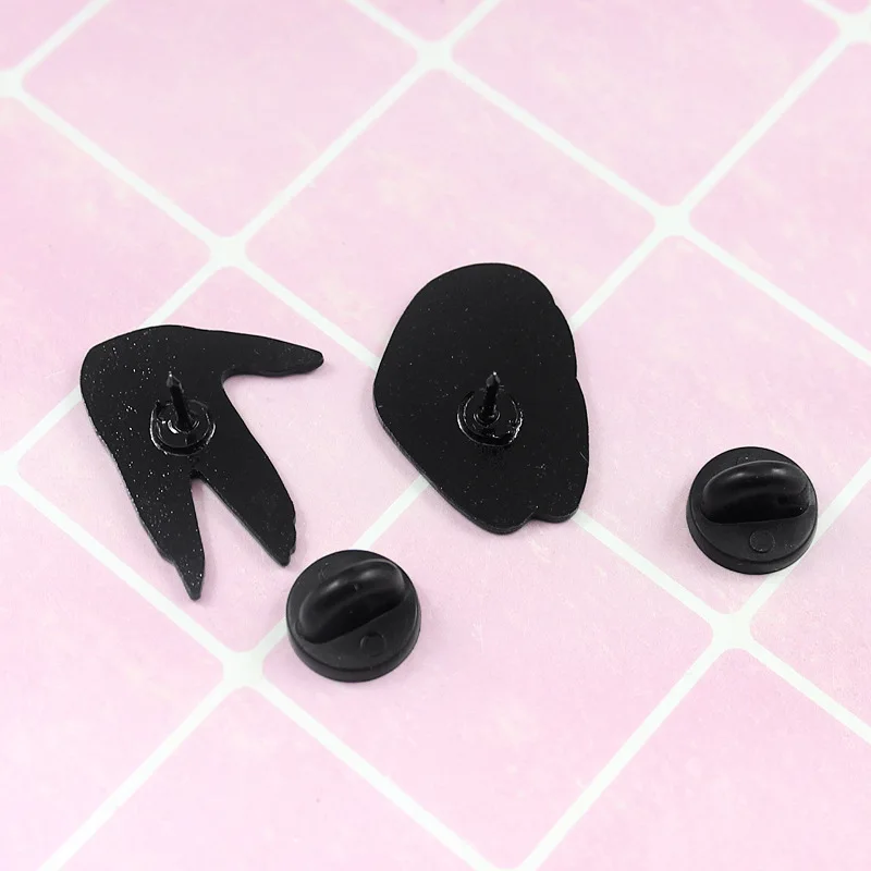 Мультяшные огромные зеленые ручки губы яркие глаза в рту эмалированные булавки