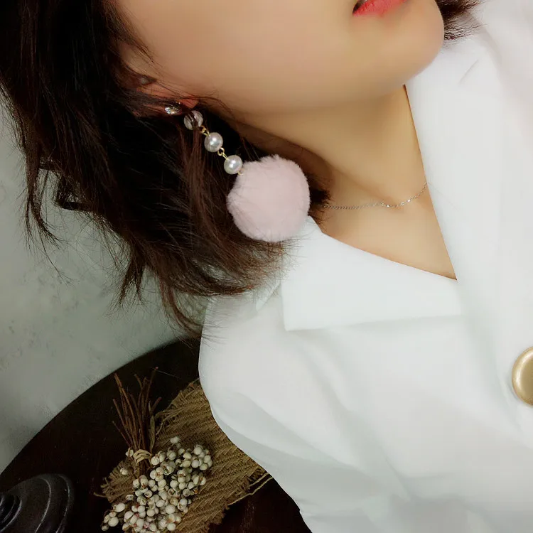 

Korean version of winter super fire plush ball pearl earrings, round sphere long earrings, extra large plush ball