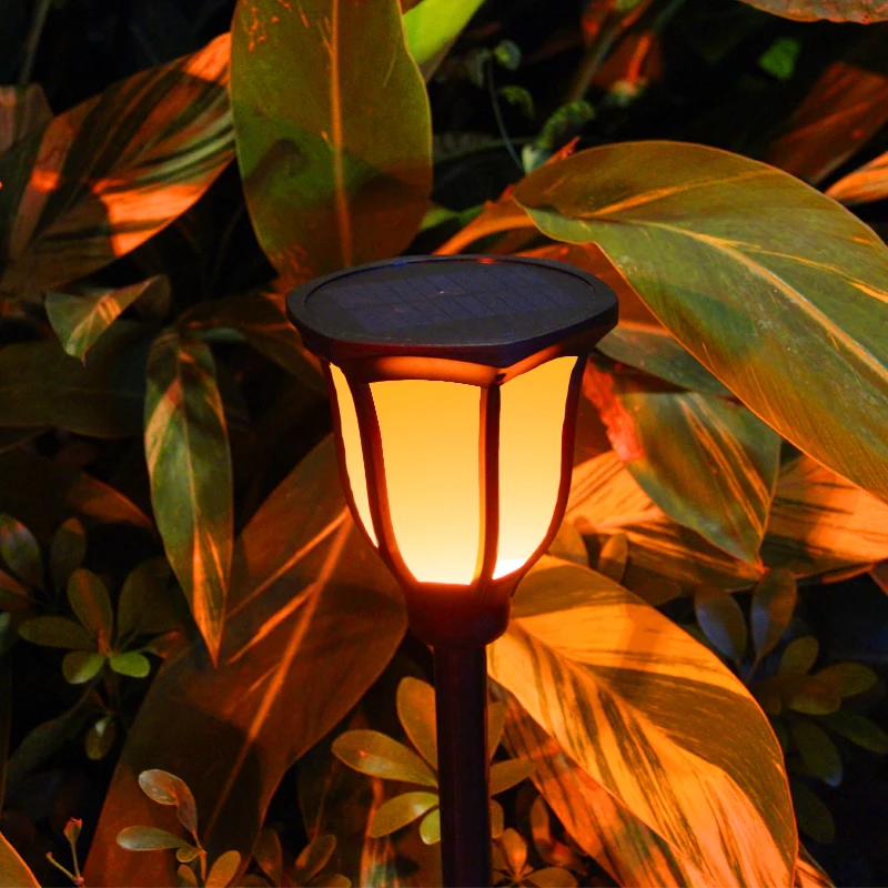 Цветах светильник лужайки. Пламя светильник. Настенная лампа. Уличный на