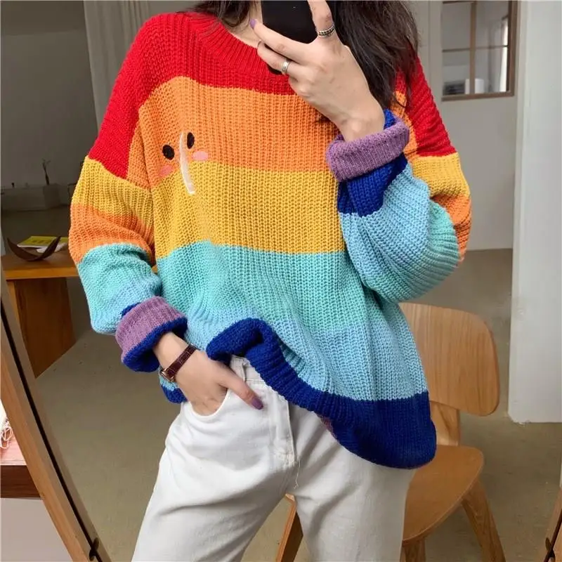 Женский свитер с вышивкой милого медведя зимний в радужную полоску длинным