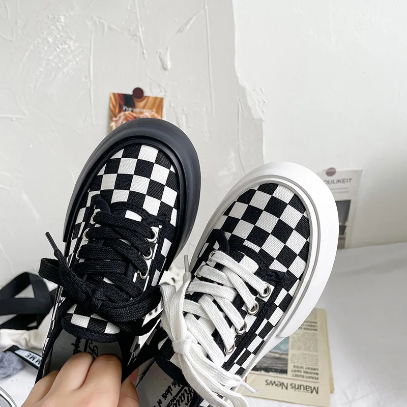 

Niche 2021 New Japanese Thick-soled Big-toed Canvas Shoes for Female Students Daily Cute All-match Black and White Plaid Shoes