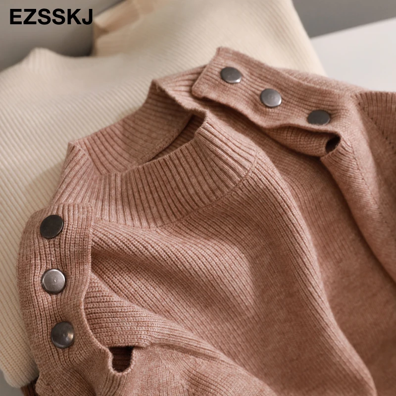 Женский свободный свитер с открытыми плечами толстый пуговицами и круглым