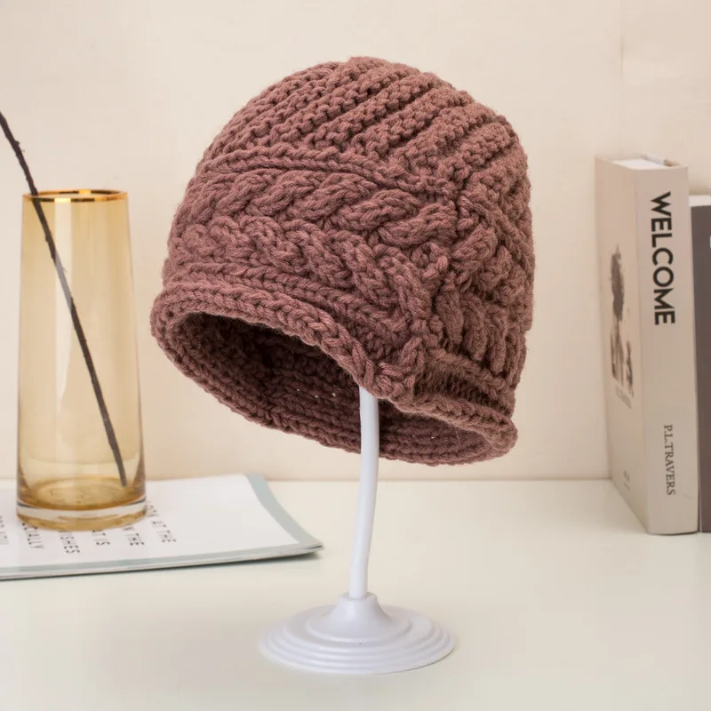 Вязаная Шапка бини женская утепленная мягкая однотонная из плотной шерстяной