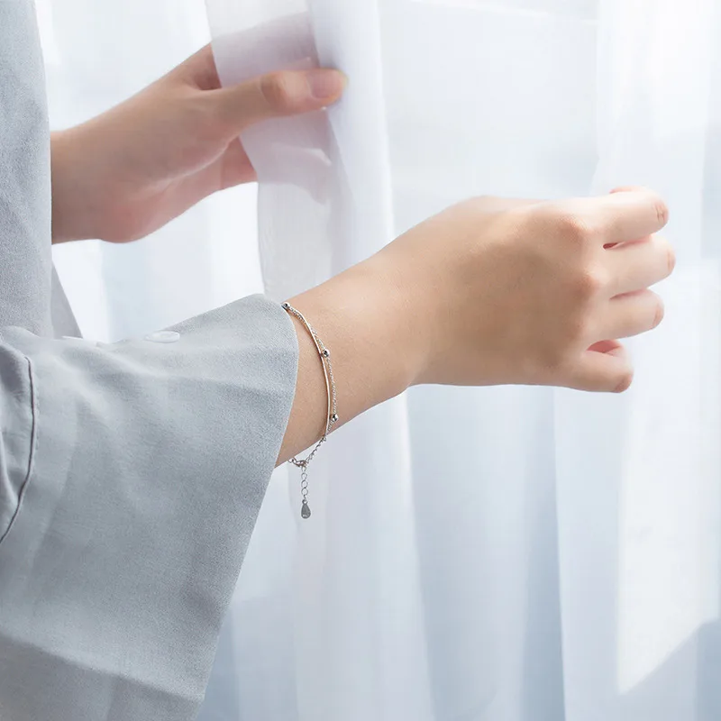 Женский браслет из серебра 925 пробы с двумя круглыми бусинами | Украшения и