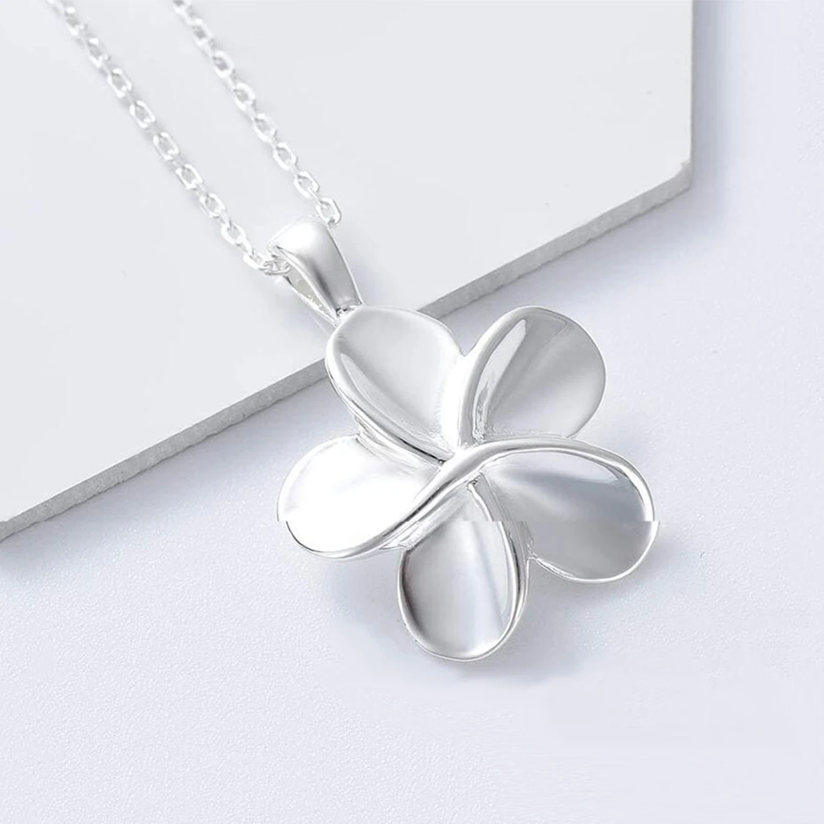 Stainless steel Flower Cremation Ashes Jewelry Cremation Necklace Memorial Locket for Ashes Keepsake Urn Pendants for Women
