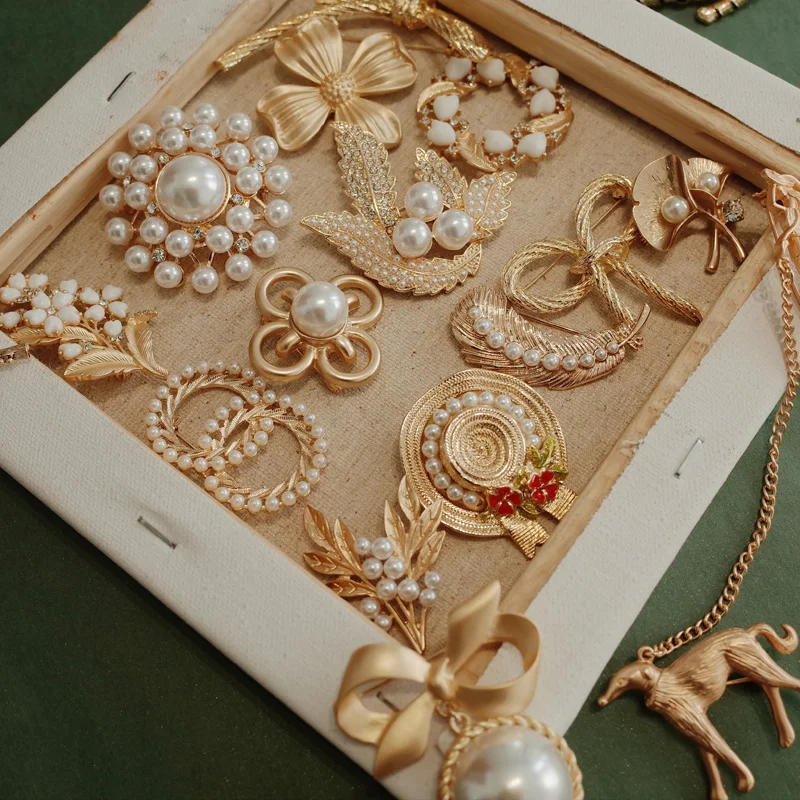 Брошь женская золотого цвета с жемчугом хрустальной булавкой - купить по