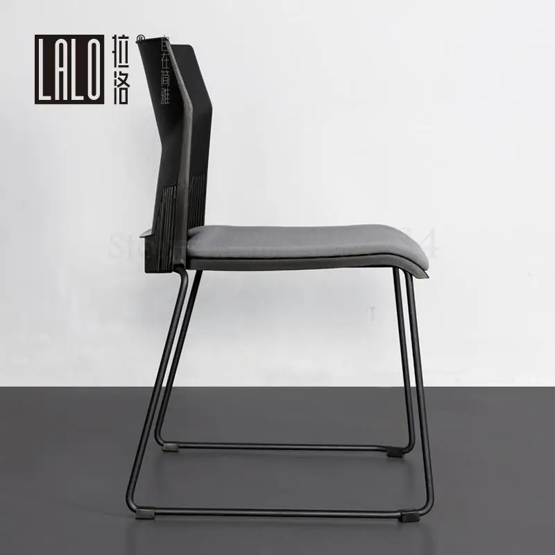 Штабелируемый черно-белый минималистичный стул для тренировок и конференций