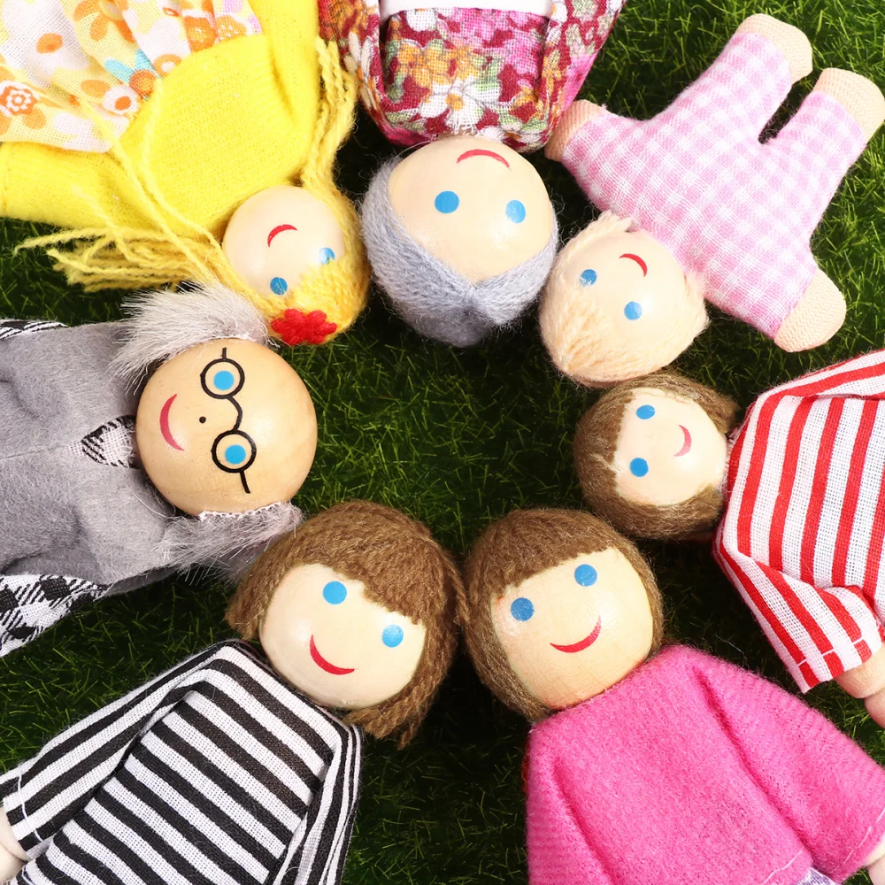 

7pcs Wooden Dolls Pretend Play Set Dolls Family for Children Kids Figure Mini House Gift