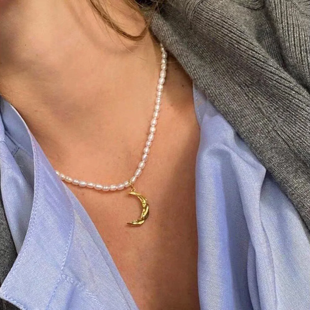 

Cosysail Simple Moon Pendant Necklace for Women Trendy Retro Imitation Pearls Choker Necklace Party Charm Jewelry Gift 2022