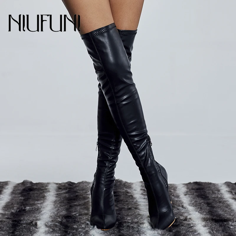 Эластичные женские ботфорты из натуральной кожи с острым носком на молнии