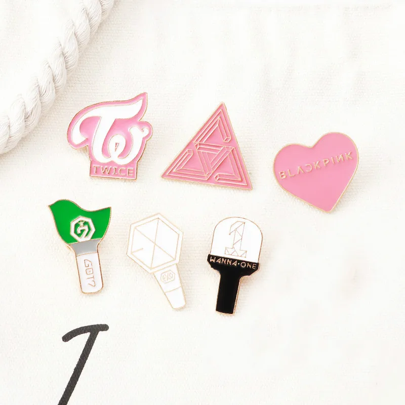 KPOP звезда группа Броши LightStick булавки дважды EXO GOT7 WANNA ONE SEVENTEEN логотип значок