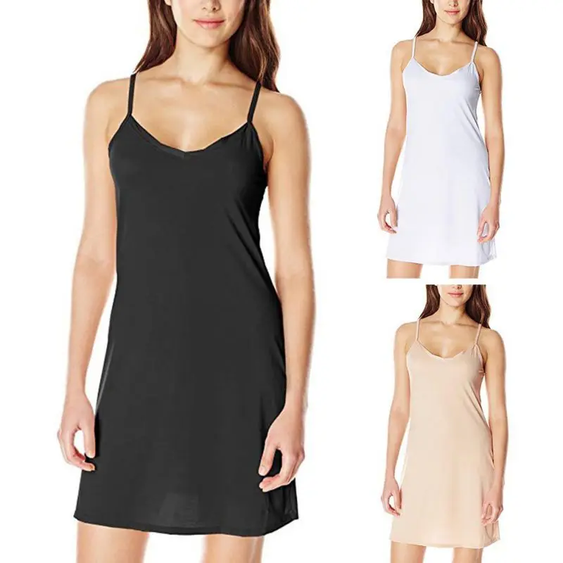 Летнее женское платье повседневное однотонное на тонких бретелях короткое
