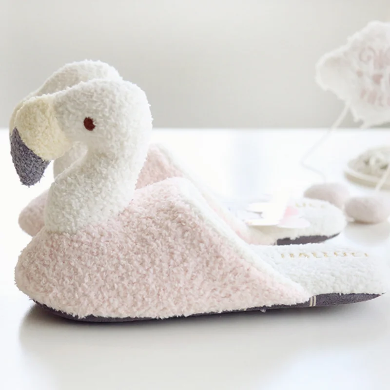 Тапки женские зимние с мультяшным принтом мягкие Нескользящие тапочки фламинго