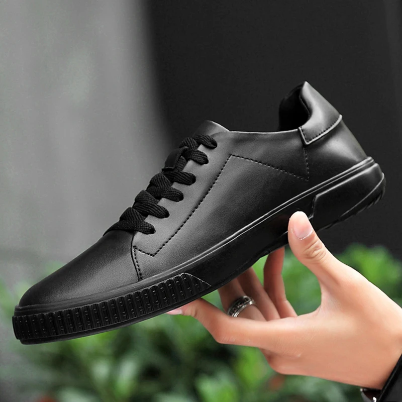 Мужские повседневные кожаные кроссовки черные или белые удобные на платформе