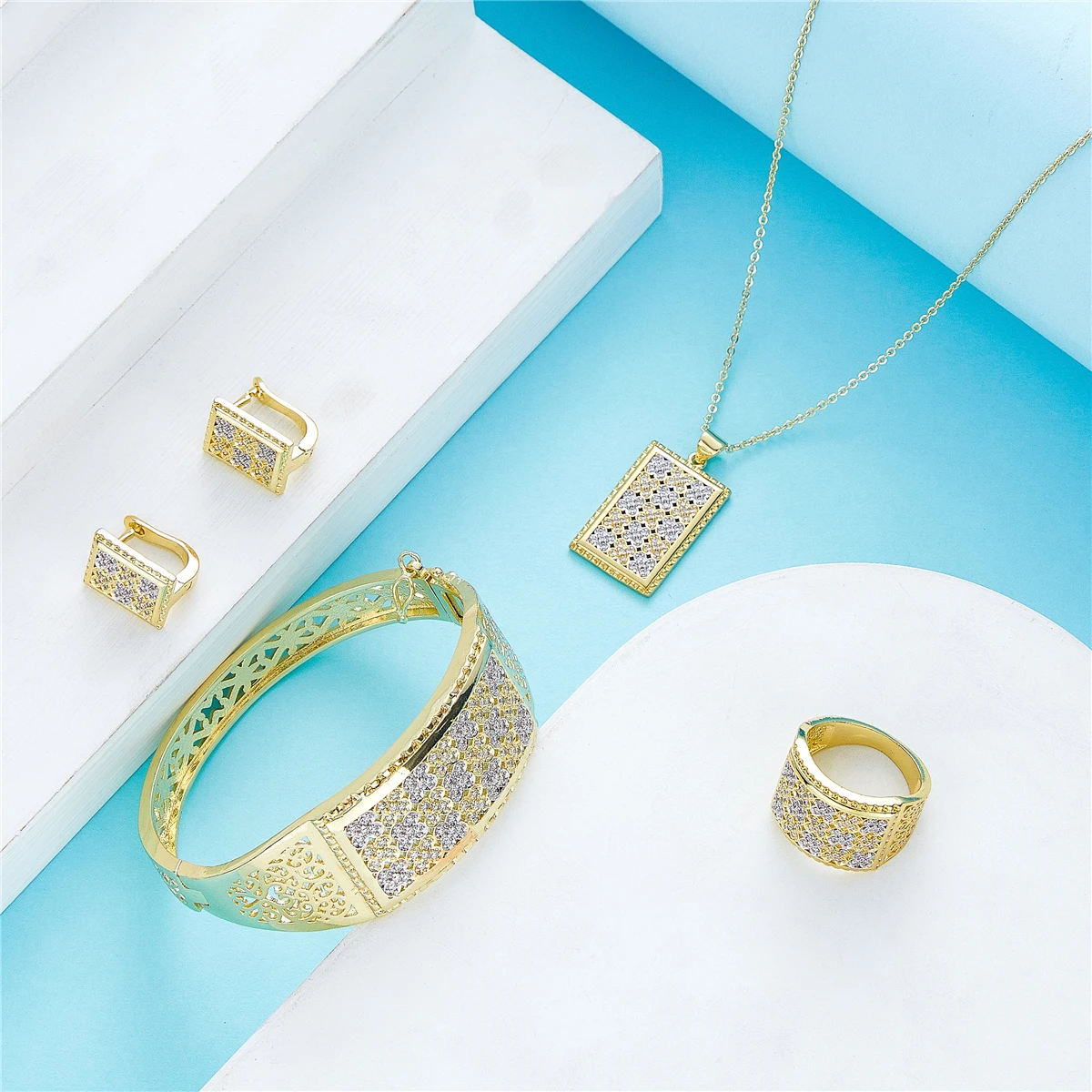 

Комплект из колье и серёг, для женщин