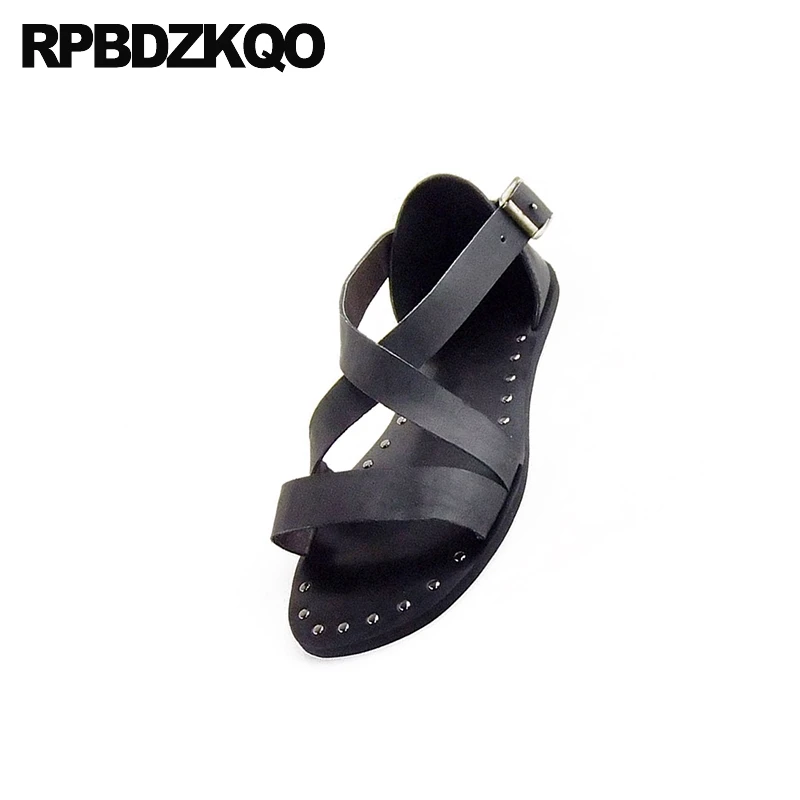 Туфли мужские в итальянском стиле плоская подошва с заклепками модные