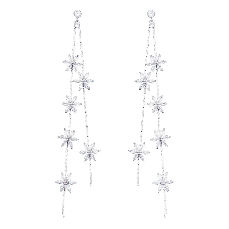 Женские длинные висячие серьги простые циркониевые с цветами и бахромой в