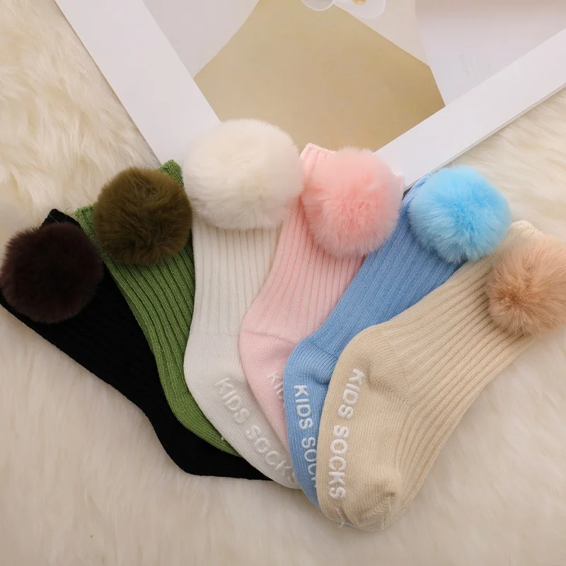 

Новинка, детские носки, носки из чистого хлопка для мальчиков и девочек, носки для новорожденных, Детские однотонные носки до колена с мягким меховым помпоном